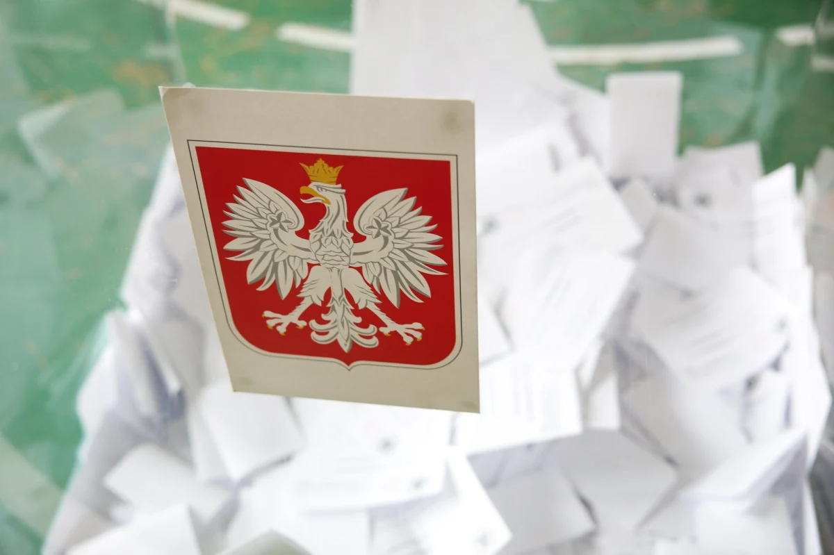 Badanie exit poll to jedno z najważniejszych narzędzi analitycznych wykorzystywanych w dniu wyborów, zarówno przez media, jak i przez opinię publiczną. W Polsce, podobnie jak w wielu innych krajach demokratycznych, exit poll przeprowadza się po zakończeniu głosowania, aby jak najszybciej poznać przewidywane wyniki wyborów prezydenckich. Czym dokładnie jest to badanie, jak się je przeprowadza i jakie ma znaczenie dla procesu wyborczego?