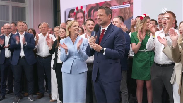  - Zwyciężyliśmy - powiedział Rafał Trzaskowski na wieczorze wyborczym. Według exit poll Ipsos na zlecenie Polsat News, TVN oraz TVP na godzinę 21:00 kandydat Koalicji Obywatelskiej zajął pierwsze miejsce w drugiej turze wyborów. W sondażu exit poll po drugiej turze wyborów prezydenckich 2025 najwięcej wskazań uzyskał Rafał Trzaskowski - 50,3 proc., natomiast  Karol Nawrocki 49,7 proc. Różnica między kandydatami mieści się w granicach błędu pomiaru i jest zbyt mała, by przesądzić o ostatecznym wyniku. Dokładniejsze wyniki uzyskamy około godz. 23, kiedy pojawi się sondaż late poll. - Zwyciężyliśmy - powiedział Rafał Trzaskowski. Następnie prezydent Warszawy zaapelował do zgromadzonych o skandowanie imienia małżonki "Gosia, Gosia". - Myślę, że do języka polskiego i do języka polskiej polityki wejdzie to sformułowanie już na zawsze, "na żyletki", bo dokładnie tak, jak mówiłem od samego początku, od kiedy zaczęliśmy prekampanię i w całej kampanii wyborczej mówiłem państwu, że będzie bardzo blisko, że każdy głos będzie się liczył - dodał Trzaskowski. W dalszej części wystąpienia polityk podziękował kandydatom z pierwszej tury, którzy wsparli jego kampanię w ostatnich dwóch tygodniach. - To jest szczególny moment w naszej historii. Jestem przekonany, że ruszymy razem jak torpeda do przodu - zapewnił wiceprzewodniczący PO.