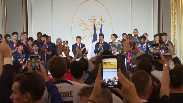 Prezydent Francji Macron powitał w niedzielę drużynę piłkarską Paris Saint-Germain w pałacu prezydenckim, aby uczcić ich historyczne zwycięstwo w Lidze Mistrzów.
