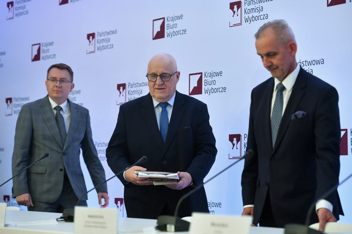 Na pierwszej konferencji prasowej po zakończeniu niedzielnego głosowania przewodniczący Państwowej Komisji Wyborczej Sylwester Marciniak odniósł się do pytań o to, czy może nas czekać konieczność ponownego przeliczania głosów oddanych w wyborach. Jego zdaniem na ten moment nie ma takiego zagrożenia.