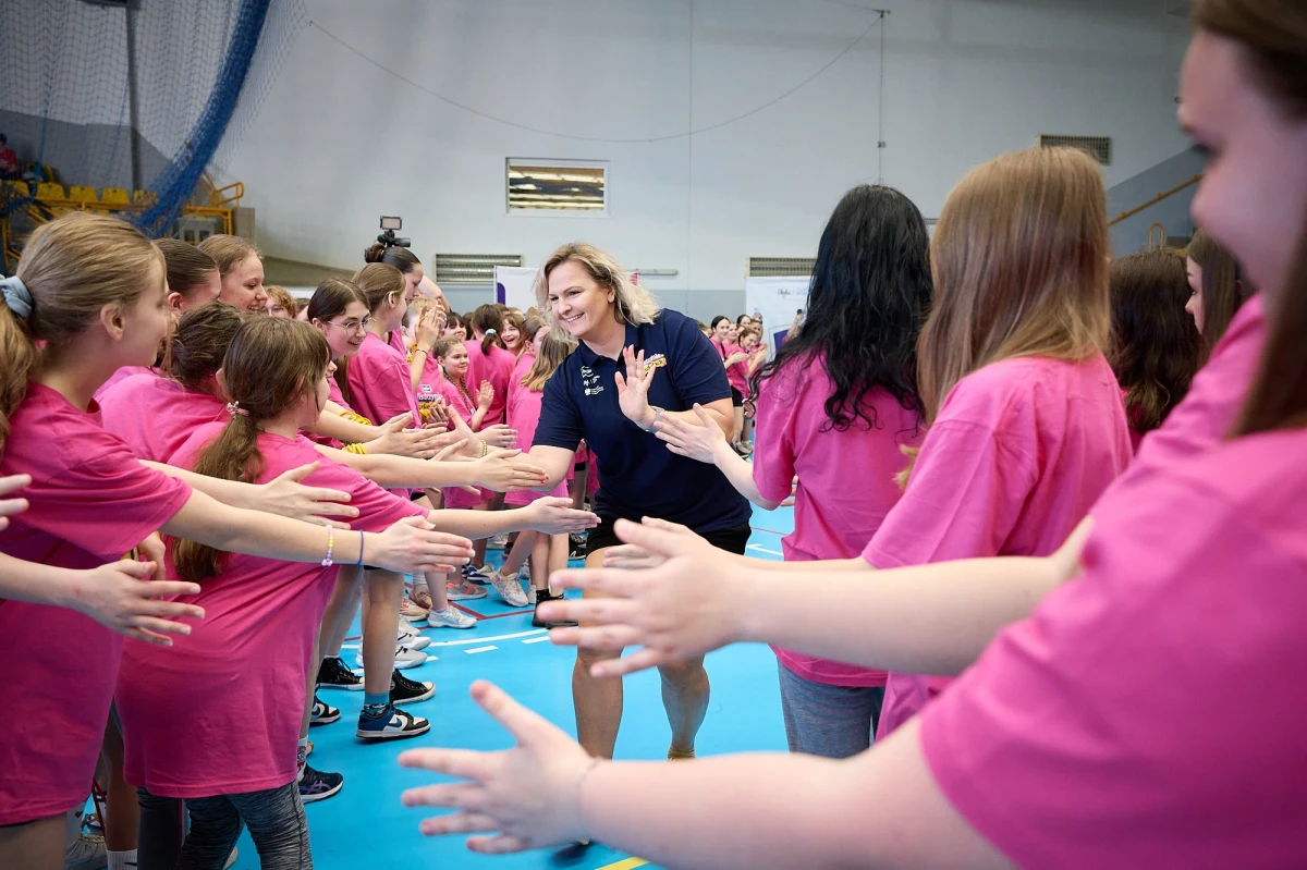 We wtorek w Bydgoszczy odbędzie się kolejna odsłona akcji "Mistrzynie w szkołach", której celem jest zaktywizowanie nastoletnich uczennic, często unikających lekcji wf. Do udziału w akcji zachęca Otylia Jędrzejczak. "Trzeba namawiać, pokazywać, ale przede wszystkim trzeba zainteresować młodych ludzi aktywnością fizyczną. Bardzo często widzę, że młodzież chce ćwiczyć, jeśli trafi się do nich z dobrą ofertą. Wielka w tym rola rodziców, ale też choćby nauczycieli wychowania fizycznego" - powiedziała najwybitniejsza zawodniczka w historii polskiego pływania. 