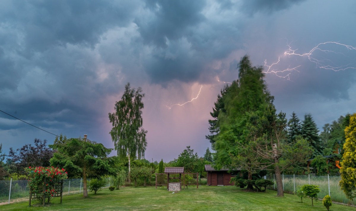 Ulewy, burze, grad i silny wiatr. IMGW ostrzega niemal pół Polski!