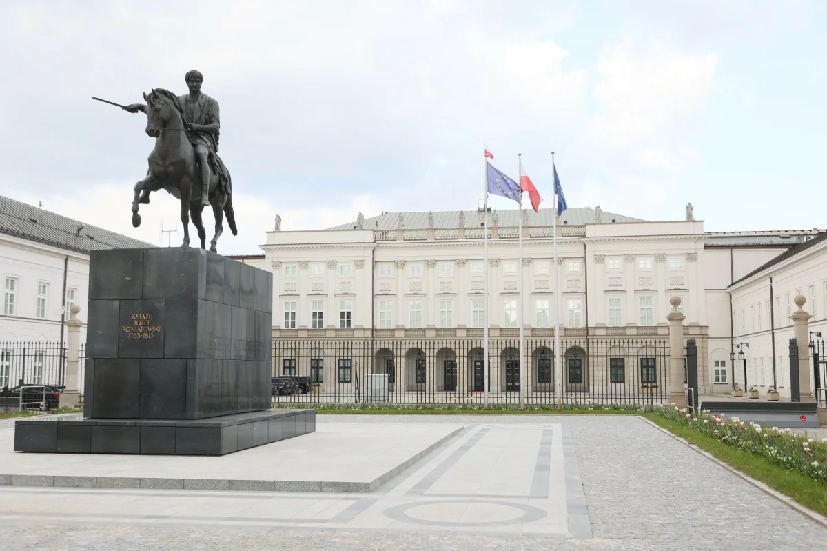 Państwowa Komisja Wyborcza ogłosiła oficjalne wyniki wyborów prezydenckich - nowym Prezydentem Rzeczpospolitej Polskiej zostanie Karol Nawrocki, popierany przez Prawo i Sprawiedliwość. Według PKW, Nawrocki zdobył 50,89 proc. głosów, natomiast na Rafała Trzaskowskiego zagłosowało 49,11 proc. wyborców. Andrzej Duda ustąpi z urzędu 6 sierpnia 2025 roku, a tego samego dnia przed Zgromadzeniem Narodowym odbędzie się zaprzysiężenie nowego prezydenta.