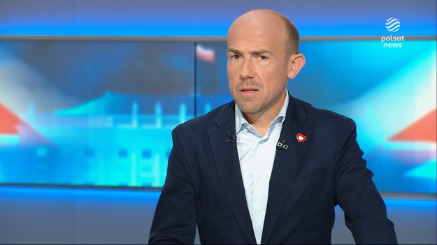 W poniedziałkowym wydaniu "Graffiti" prowadzący Marcin Fijołek dopytywał Borysa Budkę o wynik wyborów prezydenckich, które z 50,86 proc. poparcia wygrał wspierany przez PiS Karol Nawrocki. Europoseł PO stwierdził, że w jego ocenie Rafał Trzaskowski był "idealnym kandydatem na prezydenta", ale "wyborcy wybrali człowieka z bardzo niewiadomą, by nie powiedzieć szemrana przeszłością, ale takiego który im bardziej pasował". Jednocześnie zaznaczył, że ma szacunek do każdej decyzji wyborców. Prowadzący dopytywał też o przedwczesne słowa Rafała Trzaskowskiego po wynikach exit poll, który nazwał swoją żonę "pierwszą damą". - To było coś naturalnego. Jakby była odwrotna sytuacja, to jestem, pewien, że Kaczyński z Nawrocki koronę by nakładali - mówił. - Wszyscy byliśmy rozentuzjazmowani. Wydawało się, że na tyle sondażowi są przekonane - tłumaczył i dodał, że to już przeszłość. Budka ocenił, że kolejne dwa lata będą "ciężkie dla rządu". - Liczy się to, że w pałacu prezydenckim będzie człowiek z bardzo złą przeszłością i ja mam jak najgorsze oczekiwania. Chciałbym się mylić w ocenie przyszłego prezydenta, natomiast wszystko wskazuje na to, że będzie to narzędzie Jarosława Kaczyńskiego, by destabilizować i starać się obniżać notowania rządu - powiedział.