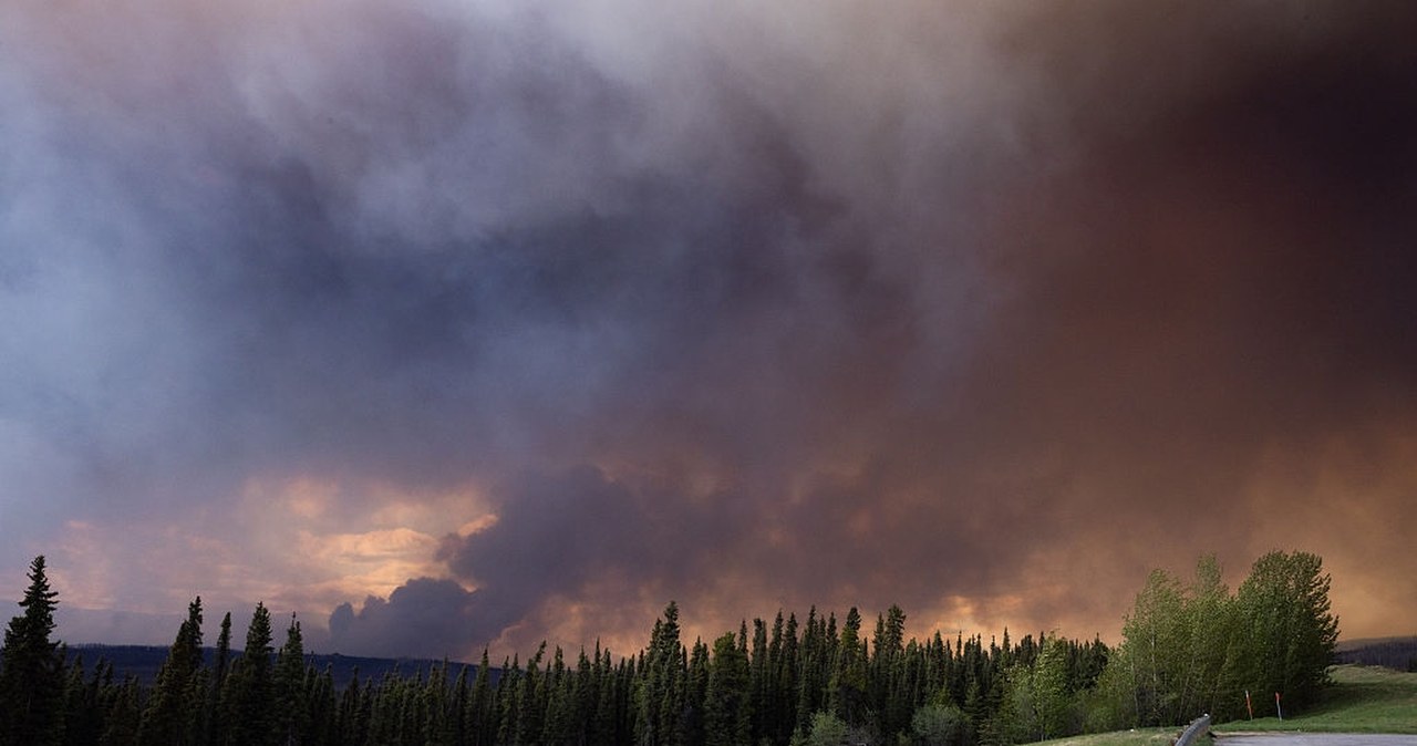 Żywioł nie daje się opanować. "Natychmiast zrobiło się ciemno"