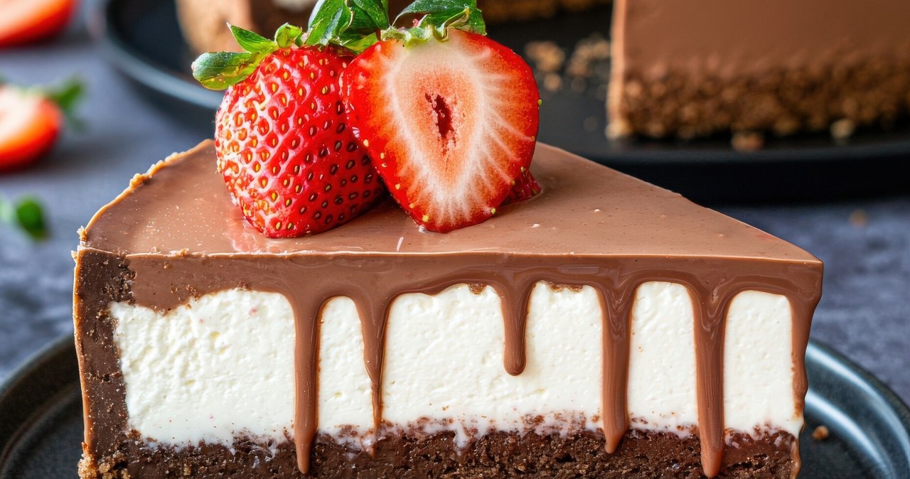 ​Ten sernik na zimno z truskawkami wygląda obłędnie. Smakuje jeszcze lepiej