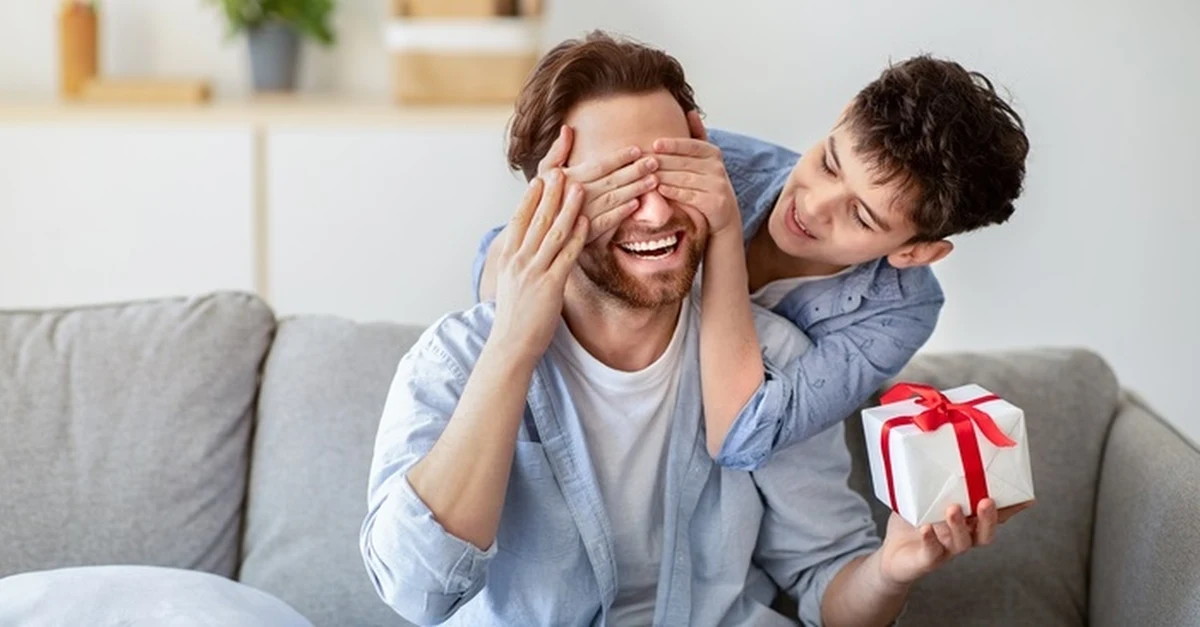 Nie masz pomysłu na prezent dla taty? A może wspierasz dzieci w wyborze upominku? Zobacz nasze propozycje – pięć sprawdzonych pomysłów, które będą prawdziwym strzałem w dziesiątkę!