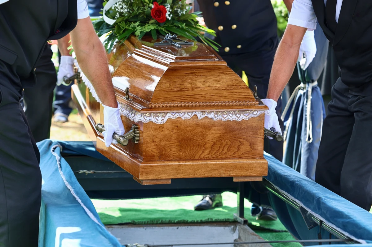 Prezydent Andrzej Duda podpisał nowelizację ustawy w sprawie podniesienia zasiłku pogrzebowego z 4 do 7 tys. złotych. Podwyżka wejdzie w życie od 1 stycznia 2026 r.
