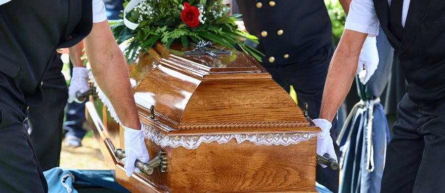 Prezydent Andrzej Duda podpisał nowelizację ustawy w sprawie podniesienia zasiłku pogrzebowego z 4 do 7 tys. złotych. Podwyżka wejdzie w życie od 1 stycznia 2026 r.
