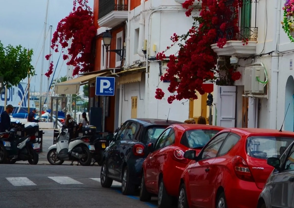 Ibiza, znana jako europejska stolica imprez i rozrywki, podejmuje zdecydowane kroki w celu ochrony swojego naturalnego piękna i zmniejszenia negatywnego wpływu turystyki na środowisko. Od czerwca do września każdego roku liczba pojazdów turystycznych, które mogą się poruszać po wyspie, zostanie ograniczona do 20 000 dziennie.