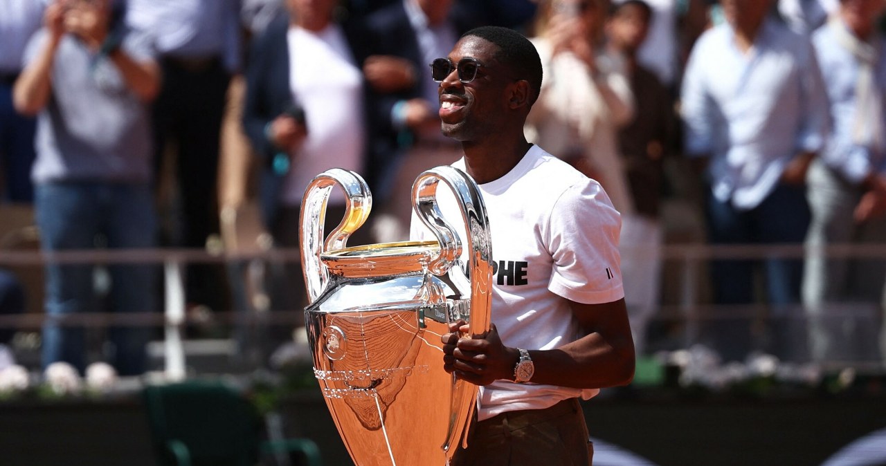 Wcześniej zdjęcie ze Świątek, teraz trofeum w ręku. Poruszenie na Rolandzie Garrosie