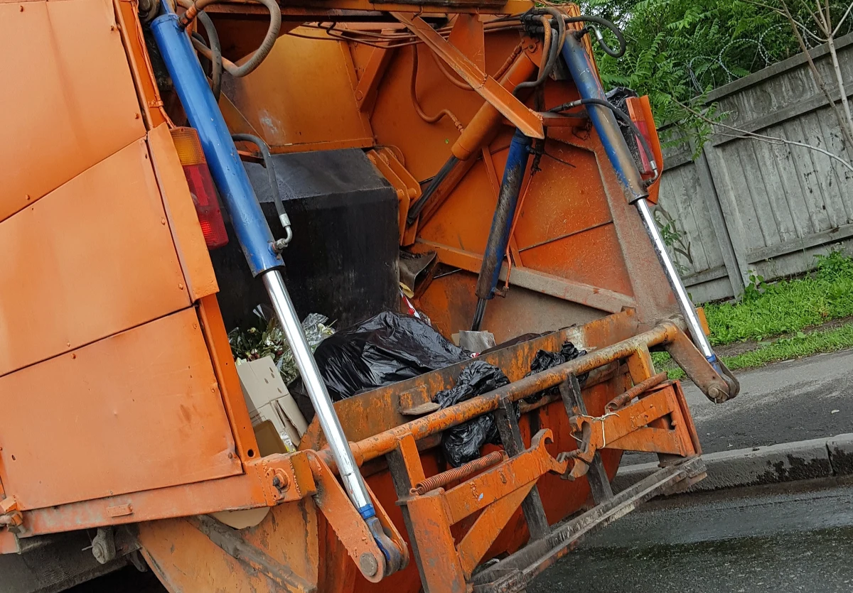 Łódź chce zbudować centrum recyklingu, które ma obniżyć koszty gospodarki odpadami. Zanim jednak centrum powstanie, łodzianie muszą się przygotować na wyższe rachunki. Projekt uchwały podnoszącej opłaty za śmieci trafi na najbliższą sesję rady miejskiej.