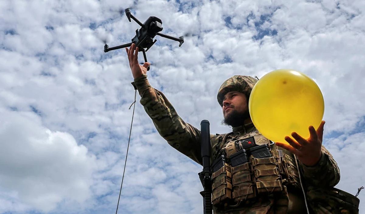 W niedzielę ukraińskie służby specjalne przeprowadziły brawurową akcję przy użyciu dronów FPV na terenie Rosji. Wykorzystując przemycone przez granicę bezzałogowce, zniszczono "znaczącą" liczbę samolotów. Rosyjskie straty szacowane są na kilka miliardów dolarów. "Ukraińcy weszli tym atakiem do ekstraligi działań wojsk specjalnych i wywiadów na świecie. W zasadzie grają w tym momencie w jednej lidze z wywiadem izraelskim" - mówił w rozmowie z Tomaszem Terlikowskim na antenie internetowego Radia RMF24 Jarosław Wolski, analityk wojskowy.