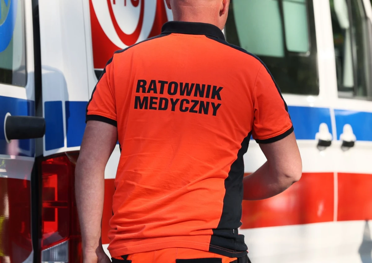 70-latek z Lubania (woj. dolnośląskie), który w karetce pogotowia groził ratownikom medycznym nożem, został aresztowany. Mężczyzna w trakcie transportu do szpitala wyjął nóż i zaczął grozić ratownikom śmiercią. Odpowie za napaść i groźby karalne. 