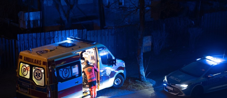 Mężczyzna zmarł podczas policyjnej interwencji w Strzegomiu na Dolnym Śląsku. 37-latek uciekał przed funkcjonariuszami. Ci, by go zatrzymać, zastosowali chwyty obezwładniające. Chwilę później mężczyzna przestał oddychać.