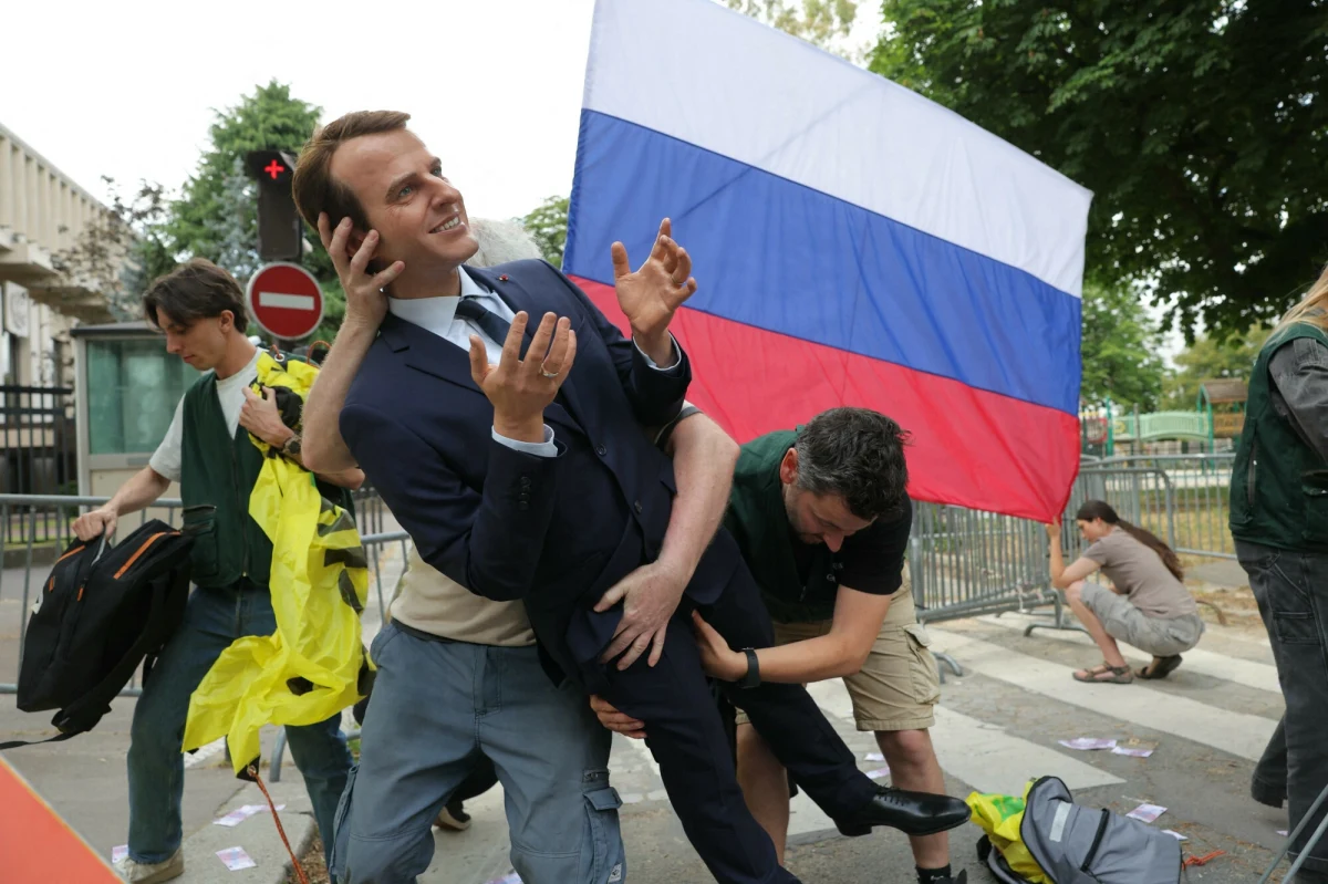 Woskowa figura Emmanuela Macrona została wyniesiona z paryskiego Muzeum Grévin i umieszczona przed ambasadą Rosji przez aktywistów Greenpeace. Organizacja oskarża francuskiego prezydenta o brak konsekwencji w działaniach wobec Rosji i domaga się zerwania kontraktów energetycznych z Kremlem. Paryska prokuratura wszczęła śledztwo w sprawie kradzieży.