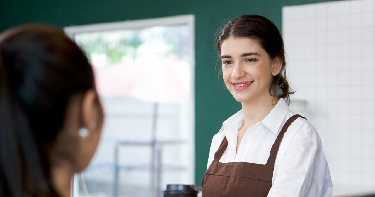 Ten gest może urazić kelnera. Unikaj tego przy zostawianiu napiwku