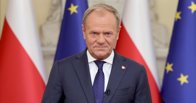 - Pierwszym testem będzie wotum zaufania, o które zwrócę się do Sejmu w najbliższym czasie - powiedział podczas wystąpienia po wyborach Donald Tusk. Premier wskazał, że jest to potrzebne, by pokazać, że rządzący "nie zamierzają cofnąć się ani o krok". Tym samym potwierdziły się więc wcześniejsze ustalenia Polsat News. Premier pogratulował zwycięstwa Karolowi Nawrockiemu i zadeklarował chęć współpracy. Zaznaczył jednak, że rząd jest też gotowy na trudną kohabitację.