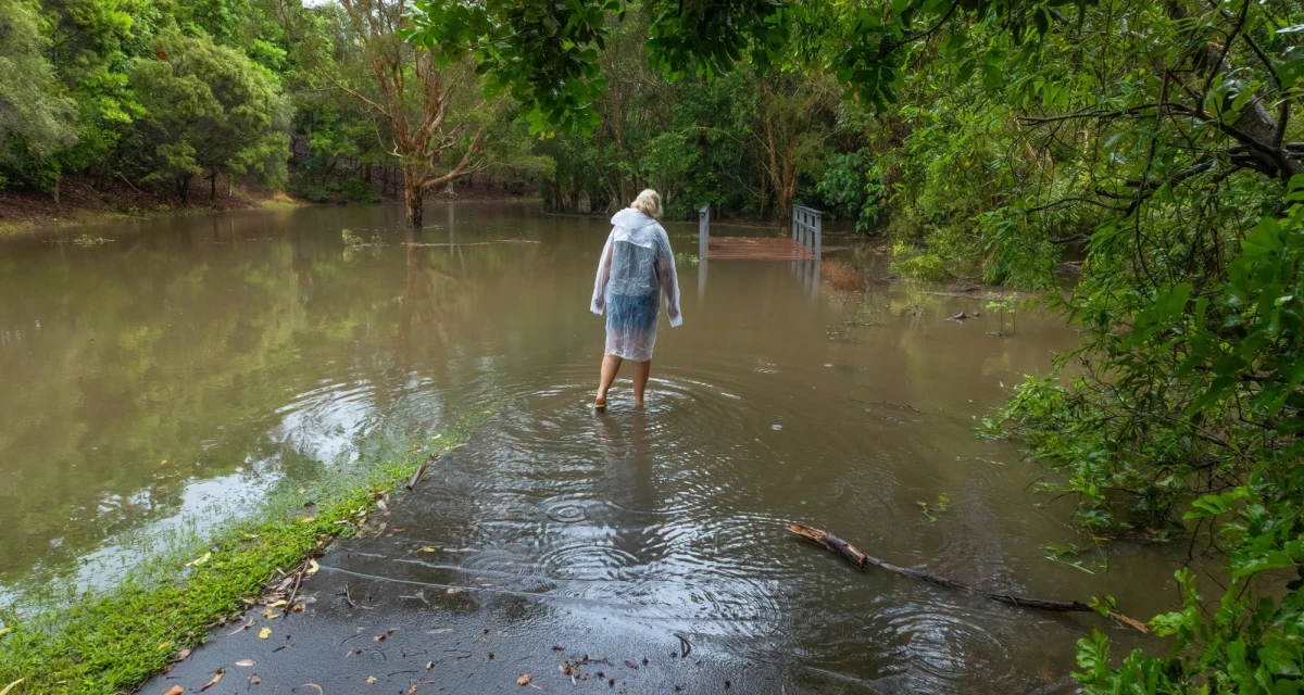 Instytut Meteorologii i Gospodarki Wodnej wydał w poniedziałek ostrzeżenia pierwszego i drugiego stopnia przed gwałtownymi zjawiskami pogodowymi. Prognozy meteorologów sprawdziły się, bowiem w południowej części Polski wystąpiły opady gradu i burze. W sieci pojawiły się nagrania zalanych ulic i chodników.