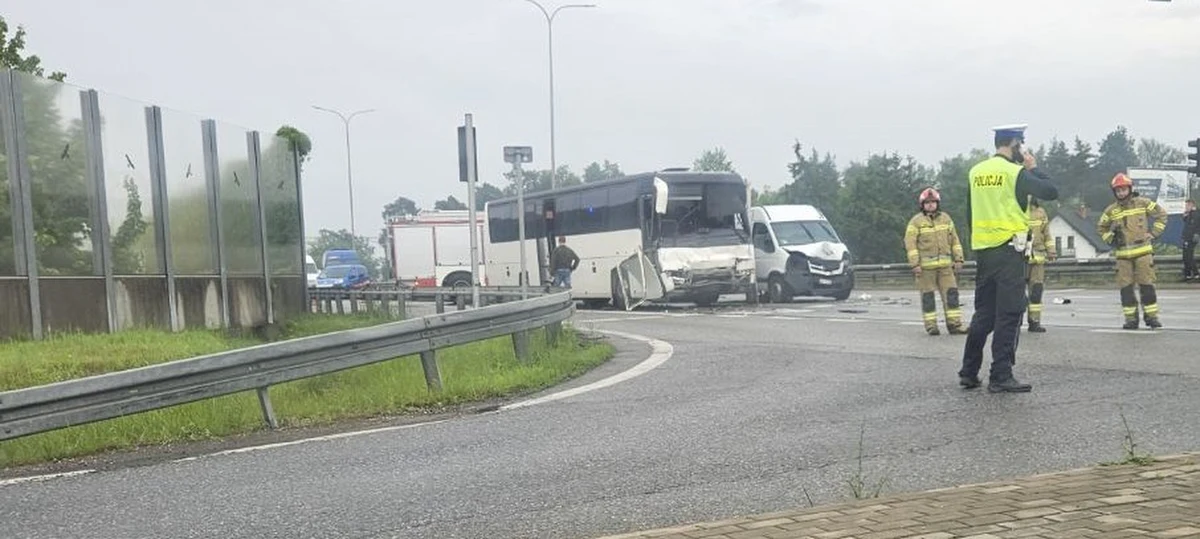 Dwie osoby zostały lekko ranne w zderzeniu pięciu aut w Jedlance na Mazowszu. Droga wojewódzka numer 735 jest tam zablokowana. Informację o tym zdarzeniu dostaliśmy na Gorącą Linię RMF FM. 