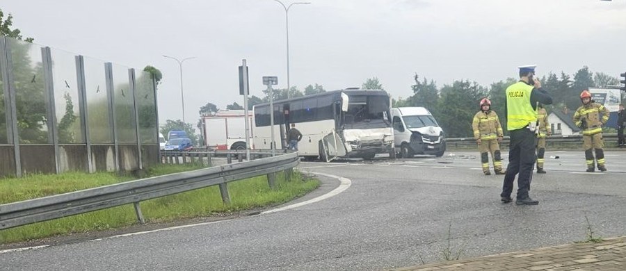 Dwie osoby zostały lekko ranne w zderzeniu pięciu aut w Jedlance na Mazowszu. Droga wojewódzka numer 735 jest tam zablokowana. Informację o tym zdarzeniu dostaliśmy na Gorącą Linię RMF FM. 