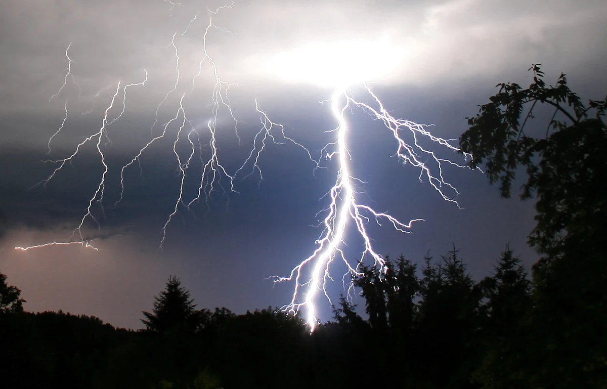 IMGW ostrzega. To będzie niespokojny dzień w kilku regionach kraju. Zapowiadane są burze z silnym wiatrem do 80 km/h, opady deszczu do 20 mm i grad.