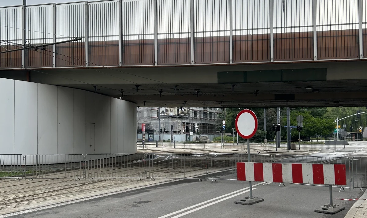 Estakada w ciągu ul. Katowickiej w centrum Chorzowa (Śląskie) została w poniedziałek wyłączona z użytkowania. To część DK79 łączącej Katowice, Chorzów i Bytom. Urząd miejski poinformował, że otrzymał ekspertyzę, według której obiekt przy dalszej eksploatacji mógłby się zawalić.