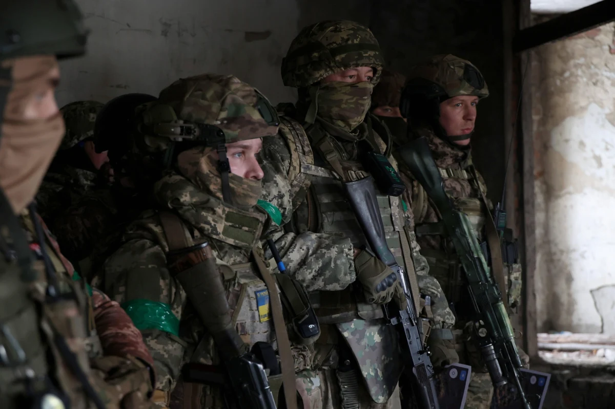 ​Niepokojące wieści napływają z ukraińskiego frontu. Powołując się na analityków, ukraińskie media przekazały informacje o zajęciu przez rosyjską armię wsi Kostiantyniwka w strefie przygranicznej w obwodzie sumskim na północnym wschodzie Ukrainy. "Rosjanie zbliżają się do Sum, jednak nie mają zasobów koniecznych do zdobycia tego miasta" - przekazano. 