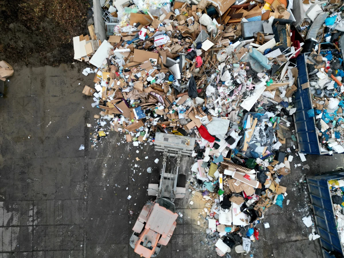 Szefowie śląskiej policji i katowickiej delegatury CBA podpisali porozumienie o powołaniu zespołu koordynacyjnego do rozpracowania działającej w całym kraju tzw. mafii śmieciowej.