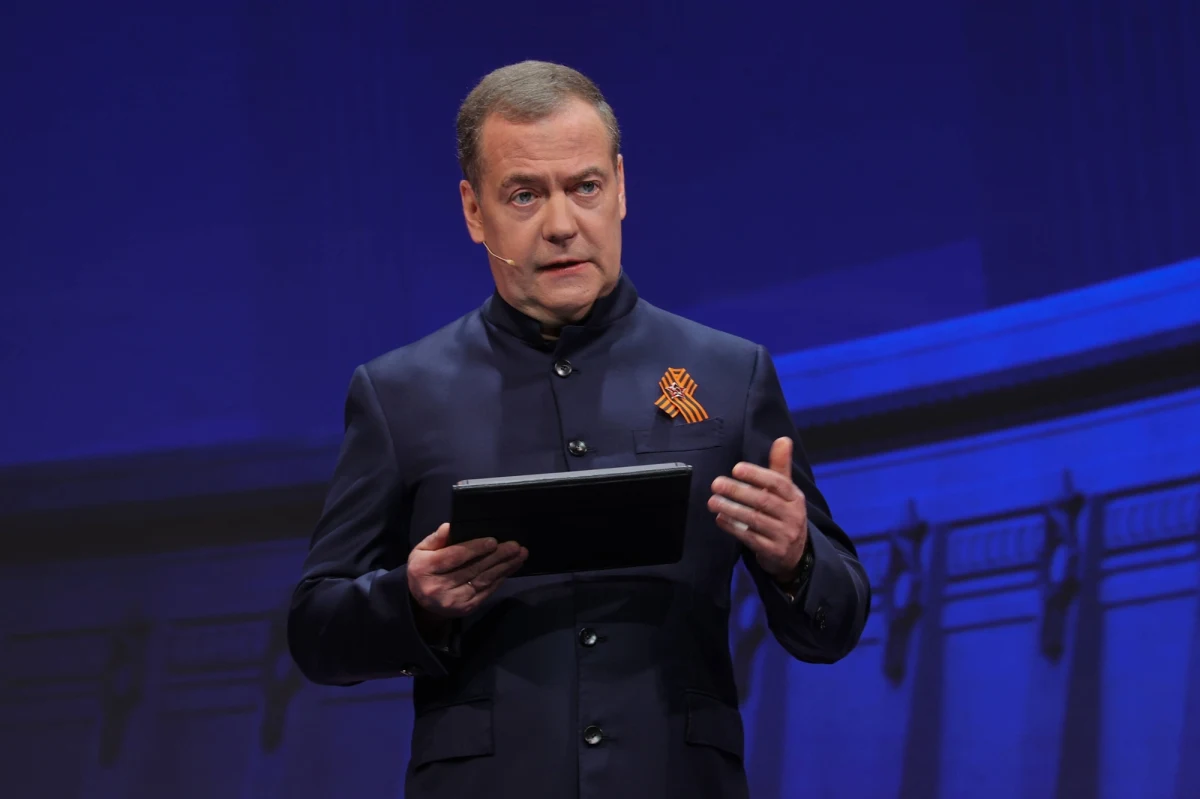 Wiceszef rosyjskiej Rady Bezpieczeństwa Dmitrij Miedwiediew oświadczył, że celem rozmów pokojowych z Ukrainą nie jest kompromis, lecz "zwycięstwo Rosji". Były prezydent Rosji podkreślił, że memorandum przedstawione Kijowowi podczas poniedziałkowych negocjacji w Stambule właśnie temu ma służyć. 