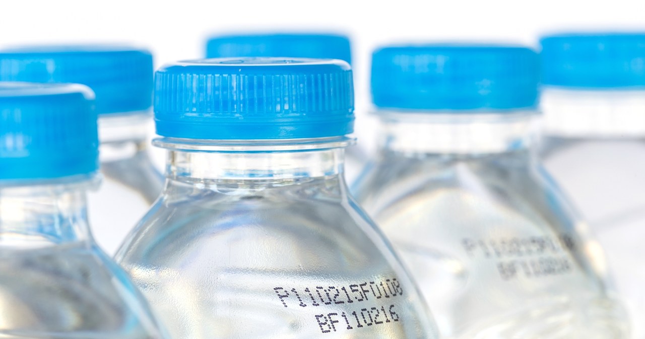 Woda mineralna też ma termin ważności. Sprawdź, jak długo można trzymać ją w butelkach