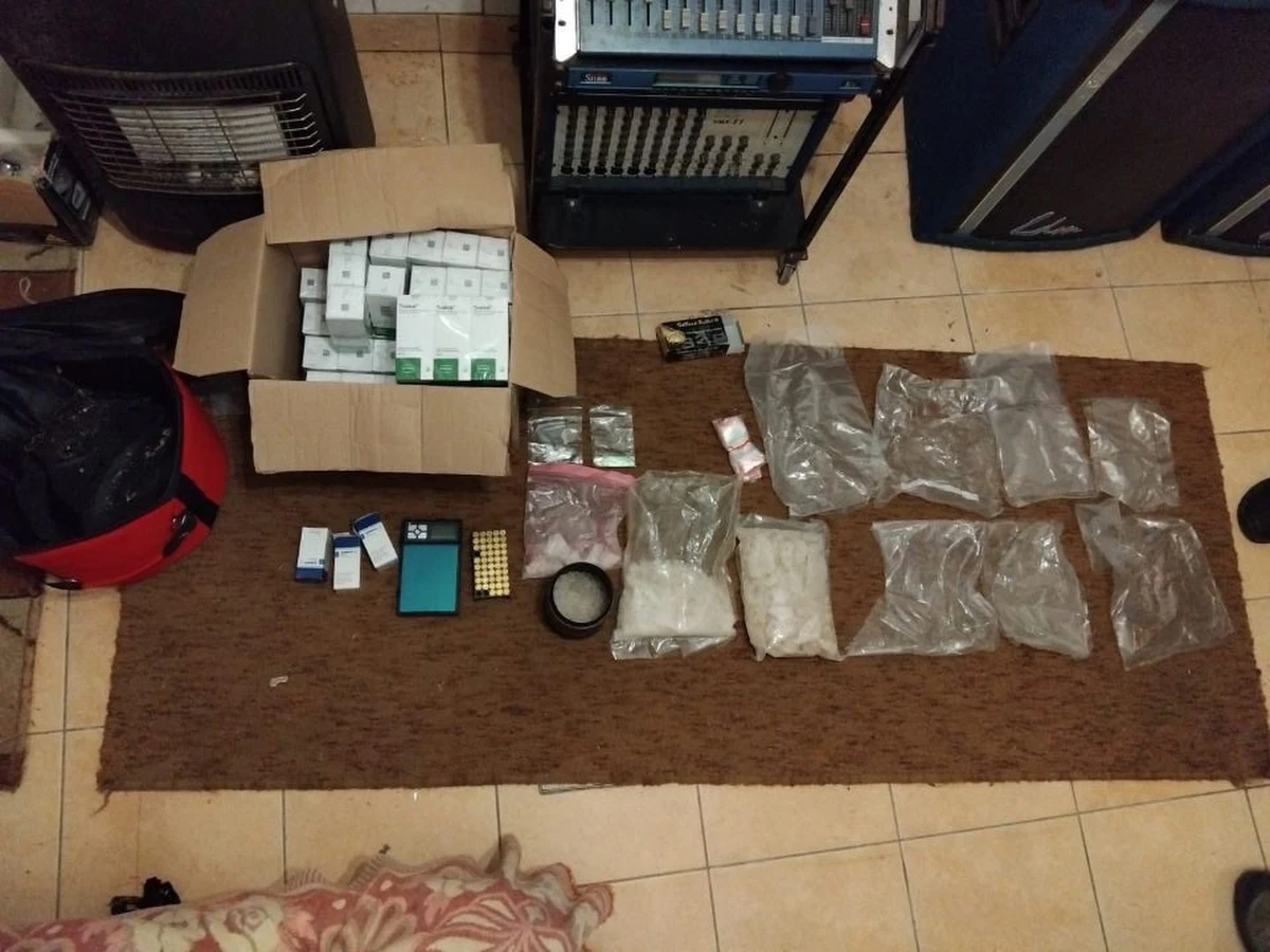 Policjanci z Rabki-Zdroju, w powiecie nowotarskim (woj. małopolskie) zatrzymali 2 osoby, które handlowały nielegalnymi substancjami. Chodzi o narkotyki, amunicję i leki opioidowe. Jednym z zatrzymanym jest lokalny polityk Konfederacji - informuje portal Limanowa.in. Mężczyzna trafił do aresztu. 