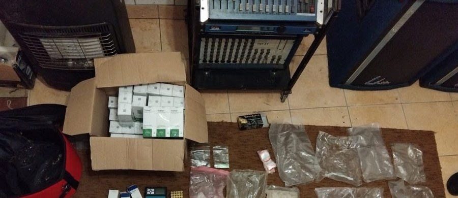 Policjanci z Rabki-Zdroju, w powiecie nowotarskim (woj. małopolskie) zatrzymali 2 osoby, które handlowały nielegalnymi substancjami. Chodzi o narkotyki, amunicję i leki opioidowe. Jednym z zatrzymanym jest lokalny polityk Konfederacji - informuje portal Limanowa.in. Mężczyzna trafił do aresztu. 