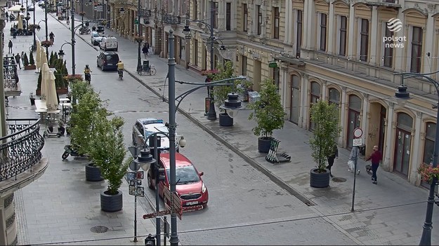 Wymusił pierwszeństwo, zignorował znaki drogowe, nie słyszał sygnałów dźwiękowych, nie zauważył też tych świetlnych. Tak wyglądał szalony rajd 96-latka po ulicy Piotrkowskiej w Łodzi. Starszy pan przyznał, ze słabo widzi i nie ma prawa jazdy, bo stracił je za punkty karne. Materiał dla "Wydarzeń" przygotowała Nella Krysztofowicz.