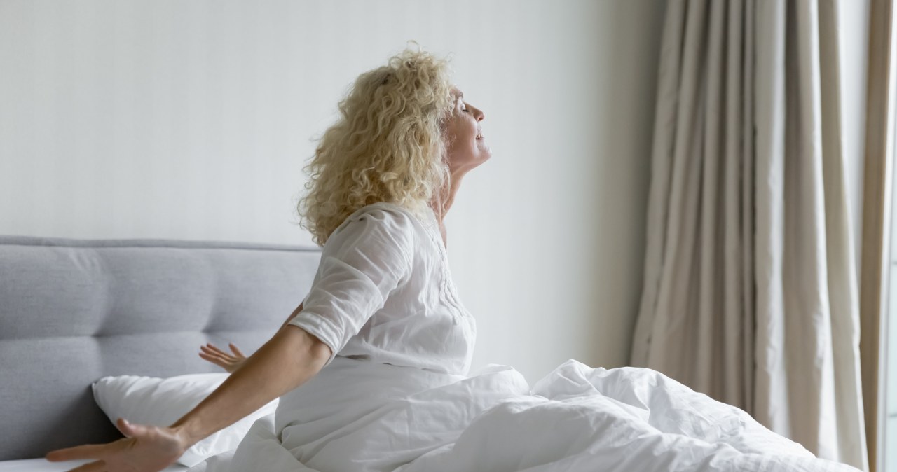 Rozwiązuje problem z chrapaniem. Najlepsze pozycje do snu dla osób po 50. roku życia
