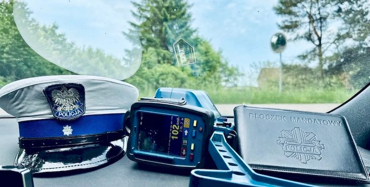 W Słupsku policjanci drogówki znowu złapali na gorącym uczynku znanego im już pirata drogowego. Mężczyzna, który w przeszłości stracił prawo jazdy za podobne wykroczenia, ponownie przekroczył dozwoloną prędkość w obszarze zabudowanym, tym razem pędząc 52 km/h ponad limit. Ponownie stracił prawo jazdy.