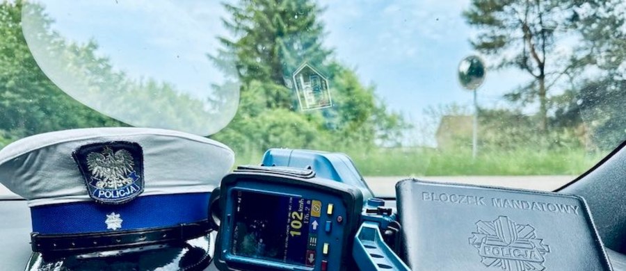 W Słupsku policjanci drogówki znowu złapali na gorącym uczynku znanego im już pirata drogowego. Mężczyzna, który w przeszłości stracił prawo jazdy za podobne wykroczenia, ponownie przekroczył dozwoloną prędkość w obszarze zabudowanym, tym razem pędząc 52 km/h ponad limit. Ponownie stracił prawo jazdy.