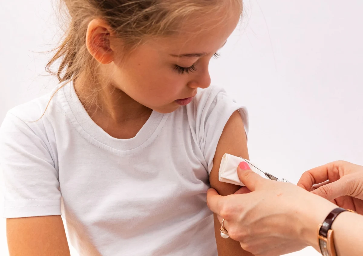 Sanepid od kwietnia prowadzi ogólnopolskie kontrole kart szczepień dzieci. Jak dowiedział się dziennikarz RMF FM Michał Dobrołowicz, w wielu przychodniach brakuje podstawowych informacji o najmłodszych pacjentach. Problem dotyczy głównie dzieci, które nigdy nie zostały zgłoszone do placówek medycznych przez swoich opiekunów.