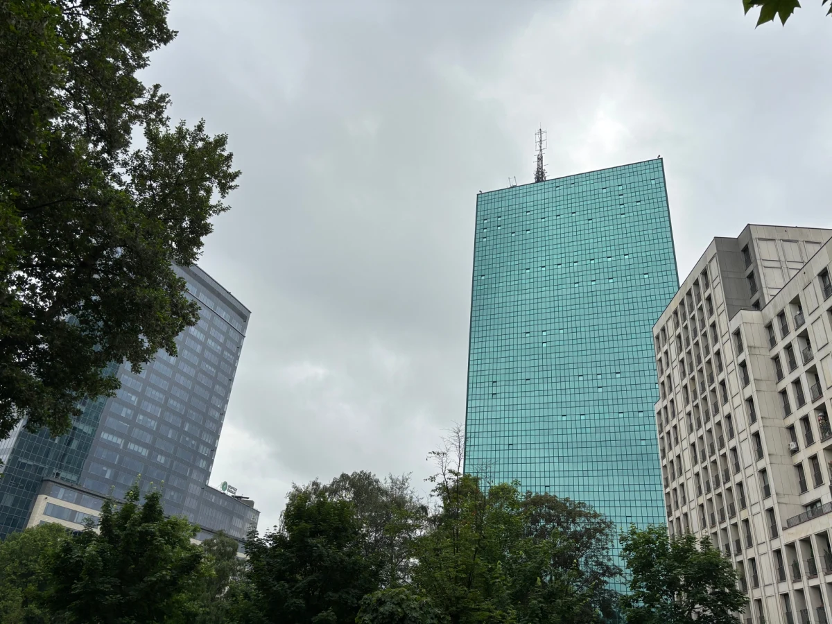 Jeden z najstarszych warszawskich wieżowców, Intraco, idzie do rozbiórki. Tak zdecydowali jego właściciele. Decyzję argumentują stanem starzejącej się konstrukcji.