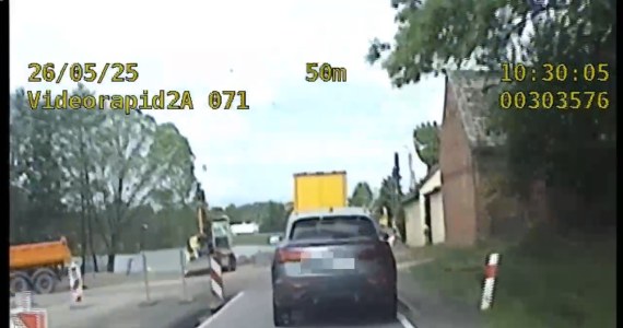 Kierowca przejechał na czerwonym świetle. Policja ruszyła w pościg