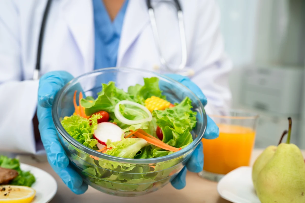 W drodze do wymarzonej figury, dietetycy i specjaliści od zdrowego stylu życia nieustannie podkreślają znaczenie odpowiedniego odżywiania. Kluczową rolę w procesie odchudzania odgrywają warzywa - niskokaloryczne, ale bogate w witaminy, minerały, a także błonnik, który zapewnia dłuższe uczucie sytości. Które z nich powinny znaleźć się na naszym talerzu, by przyspieszyć proces zrzucania zbędnych kilogramów? Przyjrzyjmy się bliżej, które warzywa są naszymi sojusznikami w walce o lepszą formę.