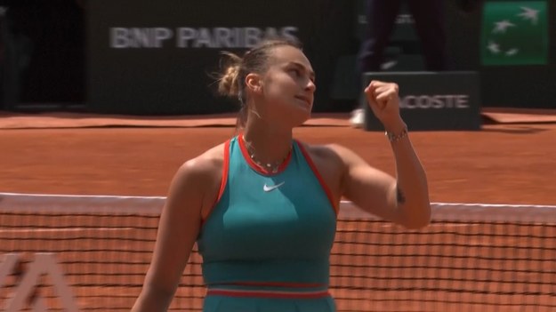 Ćwierćfinały French Open rozpoczęły się we wtorek zwycięstwem rozstawionej z numerem jeden Aryny Sabalenki nad mistrzynią olimpijską Qinwen Zheng 7-6 (3), 6-3 na korcie Philippe-Chatrier.

Będzie walczyć o swój pierwszy finał Rolanda Garrosa, mierząc się z rozstawioną z numerem 5 Igą Świątek lub rozstawioną z numerem 13 Eliną Svitoliną.