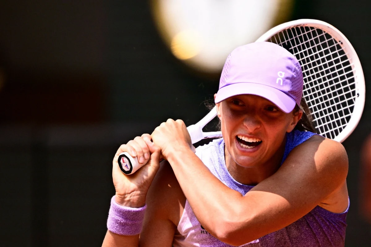 Iga Świątek awansowała do półfinału wielkoszlemowego turnieju French Open w Paryżu. Polka pokonała Ukrainkę Elinę Switolinę 6:1, 7:5. O czwarty z rzędu, a piąty w karierze finał paryskiej imprezy powalczy w czwartek z białoruską liderką światowego rankingu - Aryną Sabalenką.