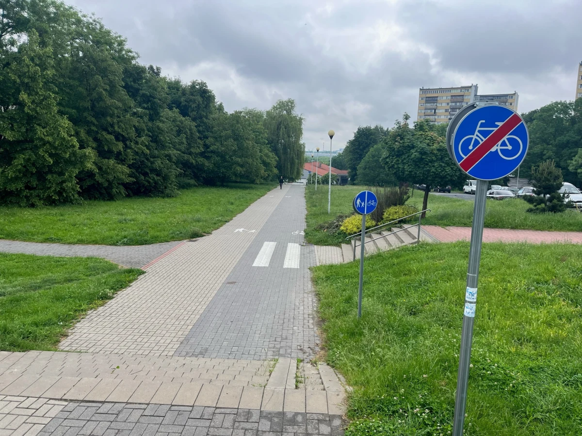 Droga rowerowa urywa się tuż przed schodami. Kilka dni temu spadł z nich młody mężczyzna. Rowerzyści mówią, że to rozwiązanie jest absurdalne i groźne. Urzędnicy przyznają, że jest “niefortunne". Czy coś się tutaj zmieni?