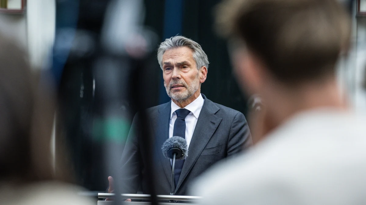 Trzęsienie ziemi w holenderskiej polityce. Kilka godzin po tym, jak koalicję rządzącą opuściło wchodzące w jej skład największe ugrupowanie, czyli skrajnie prawicowa Partia Wolności Geerta Wildersa, premier Holandii Dick Schoof podał się do dymisji. Szef rządu poinformował, że gabinet będzie kontynuować pracę jako administracja tymczasowa.