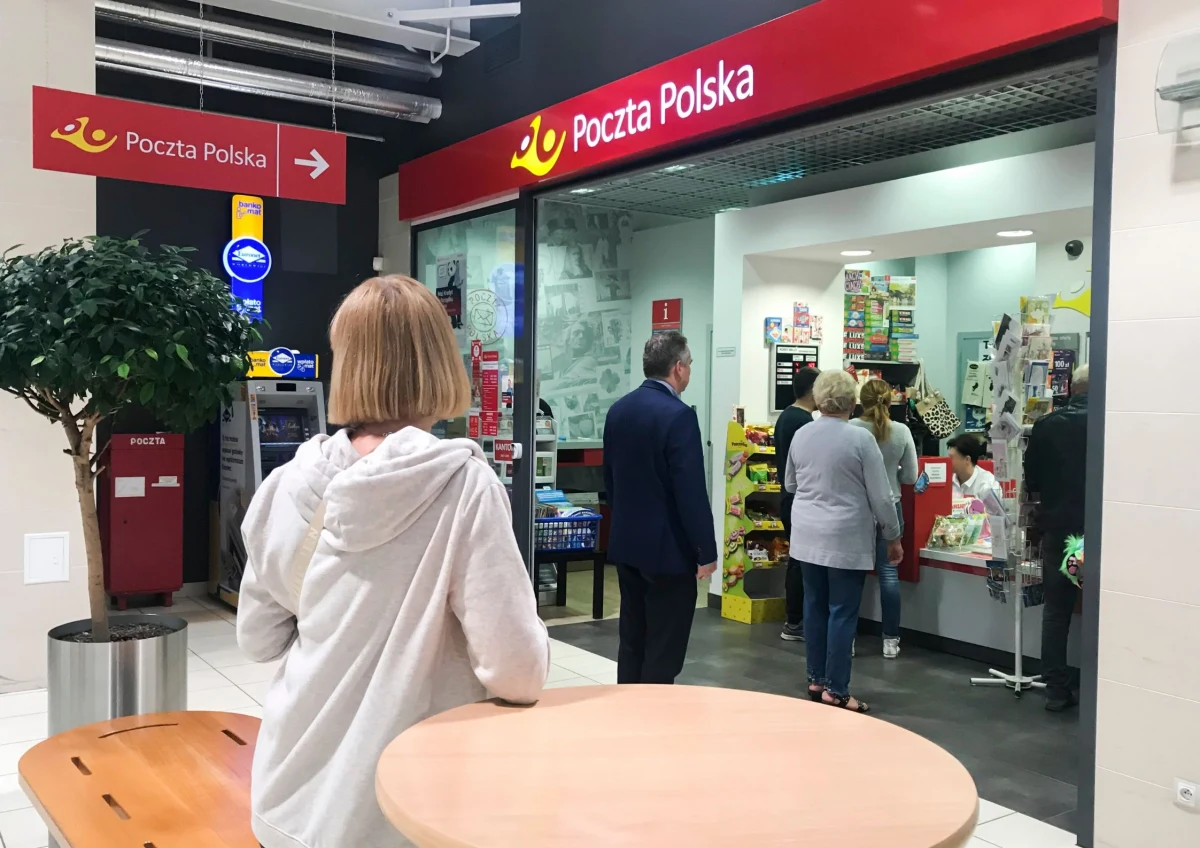 "Mamy zamiar wykorzystywać placówki i pracowników poczty do sprzedaży częściowo małych produktów finansowych" - przekazał prezes spółki Sebastian Mikosz. Poczta Polska zacieśnia też współpracę z TEMU, najpopularniejszą w Polsce globalną platformą handlu elektronicznego typu "direct-from-factory".