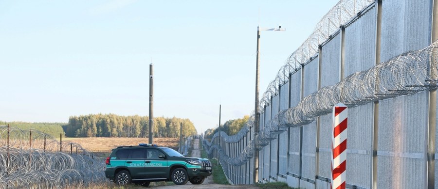 Białostocka prokuratura okręgowa skierowała do sądu akt oskarżenia dotyczący sześciu osób, którym zarzuciła działanie w zorganizowanej grupie przestępczej zajmującej się przerzutem ludzi z Białorusi do Polski i innych krajów UE. Oskarżeni mają od 20 do 46 lat. Nie przyznają się do winy. 