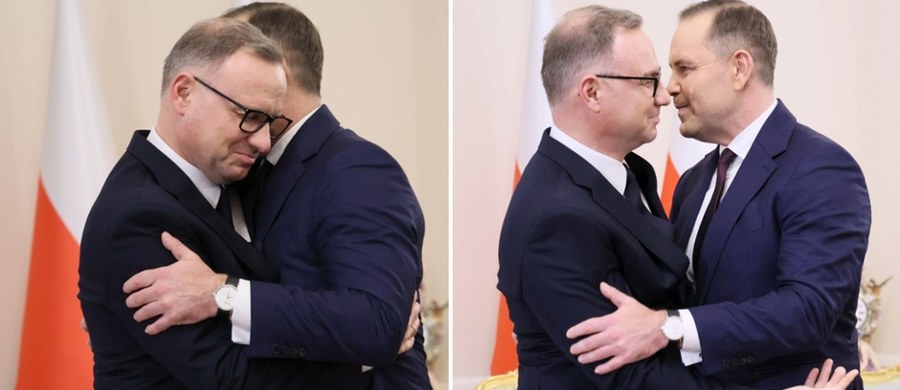 We wtorek wieczorem w Pałacu Prezydenckim odbyło się pierwsze spotkanie Andrzeja Dudy z Karolem Nawrockim. Jeszcze przed rozmową mówiło się, że będzie miała ona charakter ogólny i rozpocznie cykl konsultacji, które mają przygotować prezydenta elekta do objęcia urzędu 6 sierpnia. Nieoficjalnie wiadomo, że głównymi tematami były Ukraina i obsada personalna przyszłej kancelarii prezydenta. Według informacji reportera RMF FM Kacpra Wróblewskiego na giełdzie nazwisk jest m.in. historyk Sławomir Cenckiewicz.