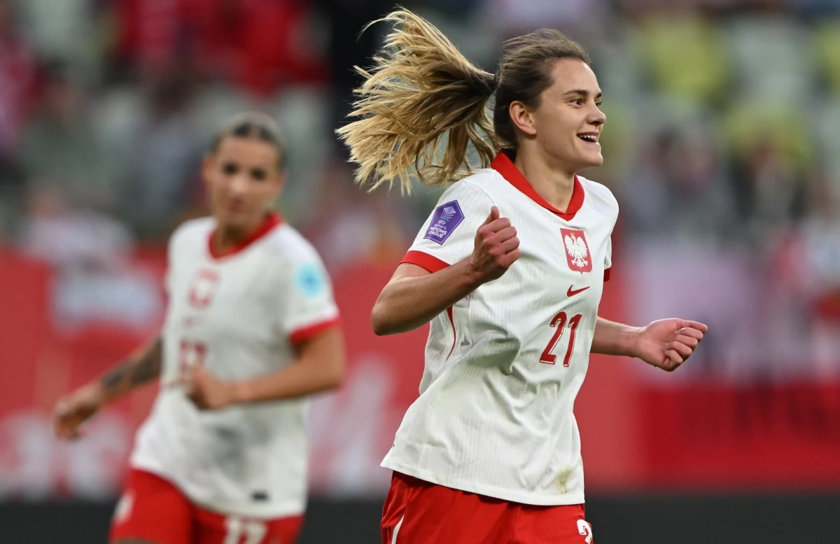 Polskie piłkarki się nie zatrzymują! Biało-Czerwone wygrały w Gdańsku z Rumunią w swoim ostatnim meczu grupy 1 dywizji B Ligi Narodów. Podopieczne Niny Patalon awans do dywizji A, z której spadły w 2024 roku, zapewniły sobie w piątek w Belfaście, kiedy pokonały 4:0 Irlandię Północną.