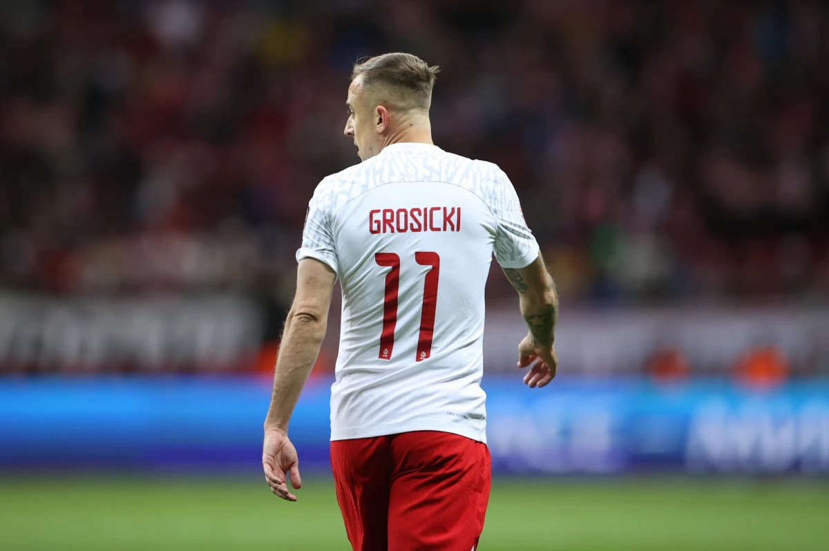 W piątek po raz ostatni w reprezentacyjnej koszulce z orłem na piersi wybiegnie na murawę Kamil Grosicki. Pomocnik Pogoni Szczecin kończy oficjalnie reprezentacyjną karierę. Będzie to mecz numer 95 w piłkarskiej reprezentacji Polski, której Kamil Grosicki, jak sam mówi, bardzo dużo zawdzięcza. "Swoją popularność zdobyłem dzięki grze w reprezentacji Polski. To jak się utożsamiałem z orzełkiem na piersi i z koszulką narodową, to wszyscy kibice pokochali" - zaznacza w rozmowie z RMF FM Kamil Grosicki. 